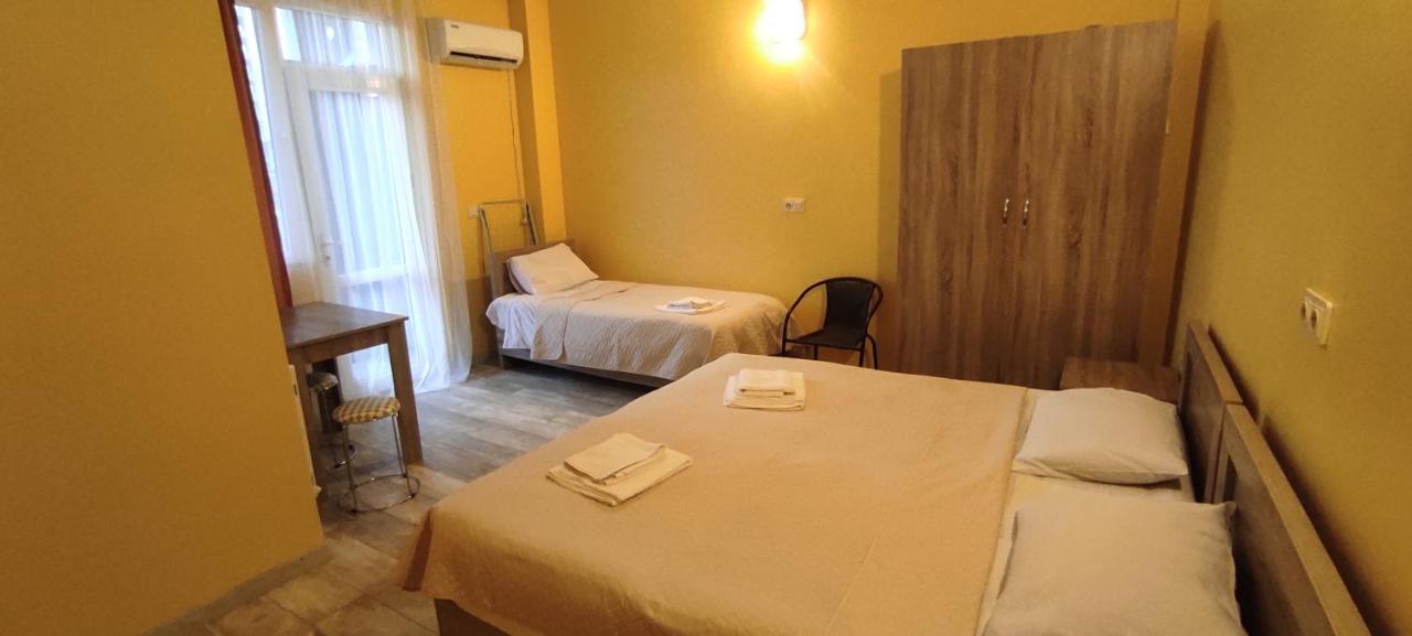 Femily Hotel In Batumi Mareti Str 2 외부 사진