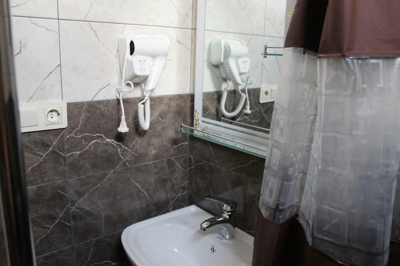 Femily Hotel In Batumi Mareti Str 2 외부 사진